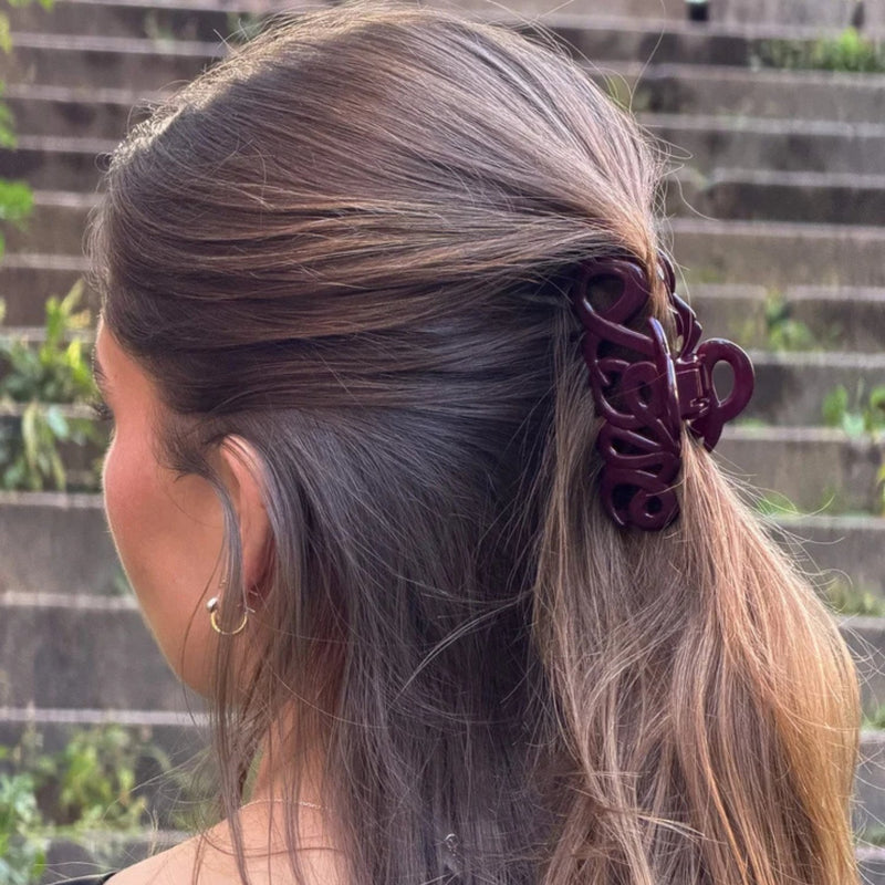 Bon Dep Love Claw Clip Bordeaux 8 Cm, haarklem in de vorm van de letters love