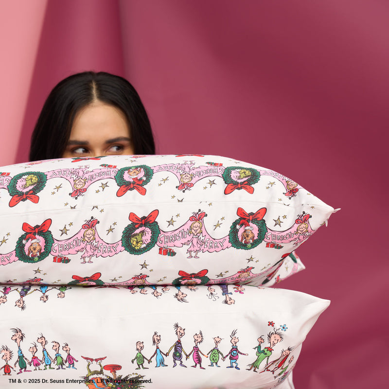 Kitsch X the Grinch Satin Pillowcase in Cindy Lou Who, satijnen kussensloop, op model