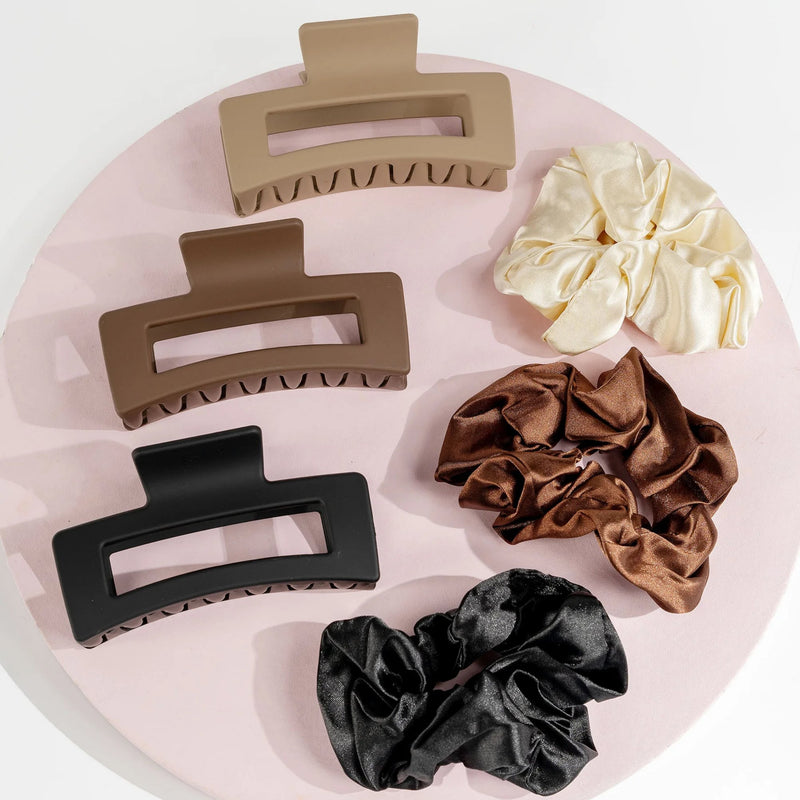 Brushworks Natural Hair Clip & Scrunchie Set met satijnen scrunchies en haarklemmen.