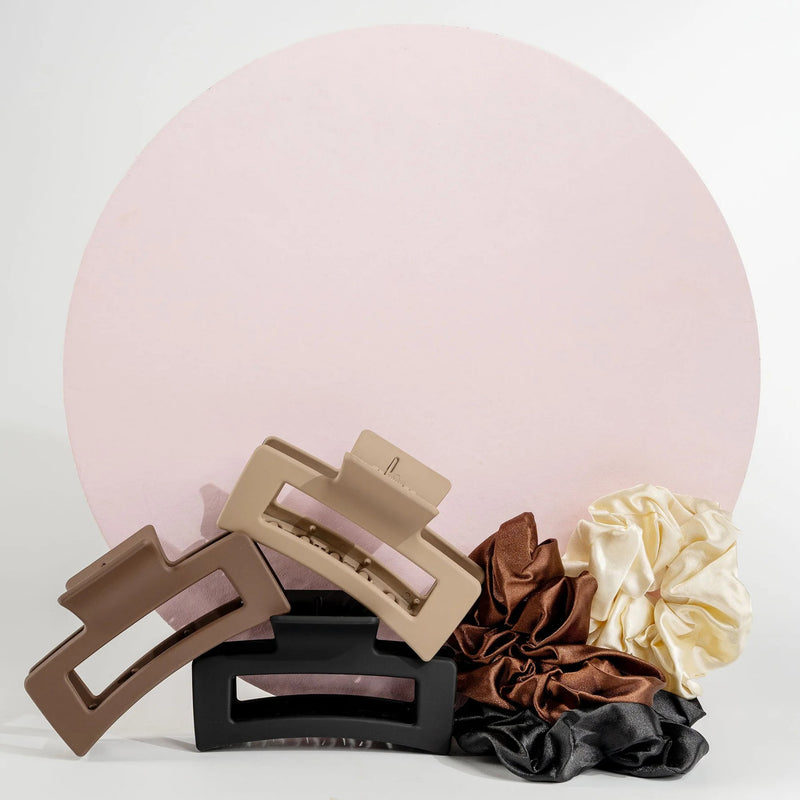 Brushworks Natural Hair Clip & Scrunchie Set met satijnen scrunchies en haarklemmen.