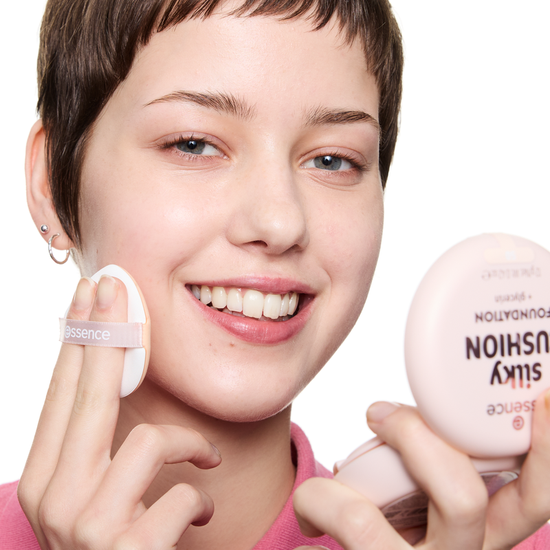 Essence Silky Cushion Foundation 120, medium dekkende foundation met zijdeachtige finish, foto 4 van 8