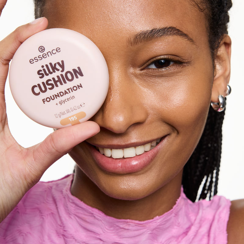 Essence Silky Cushion Foundation 230, cushion foundation met medium dekking, foto 10 van 11